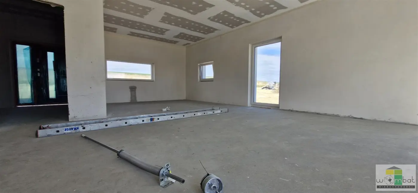 Nowoczesny dom parterowy w zabudowie bliżniaczej.