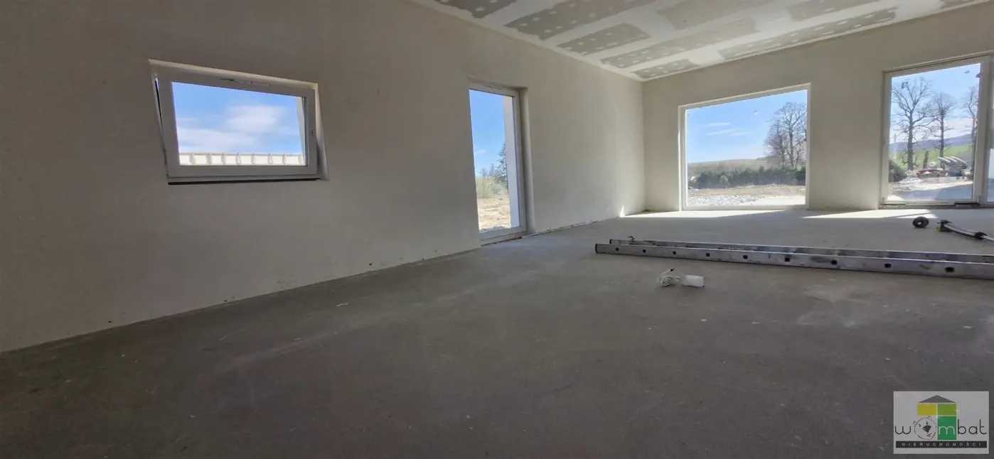 Nowoczesny dom parterowy w zabudowie bliżniaczej.