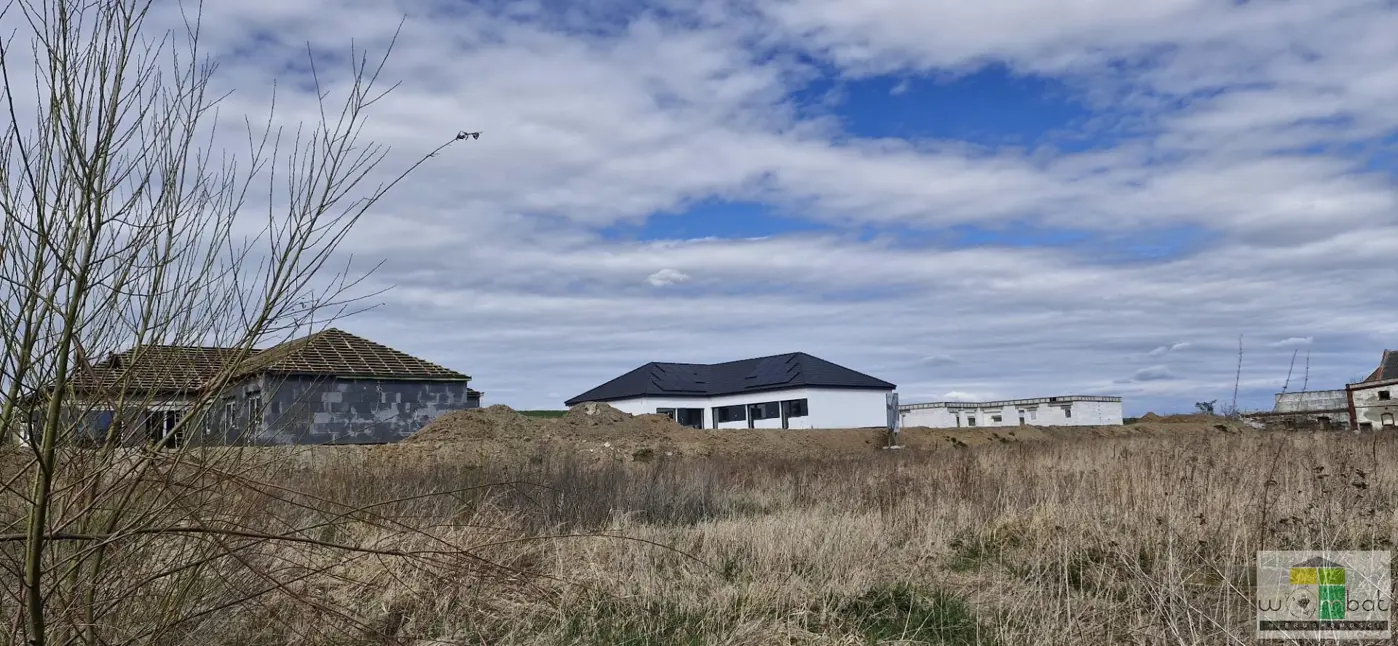 Nowoczesny dom parterowy w zabudowie bliżniaczej.