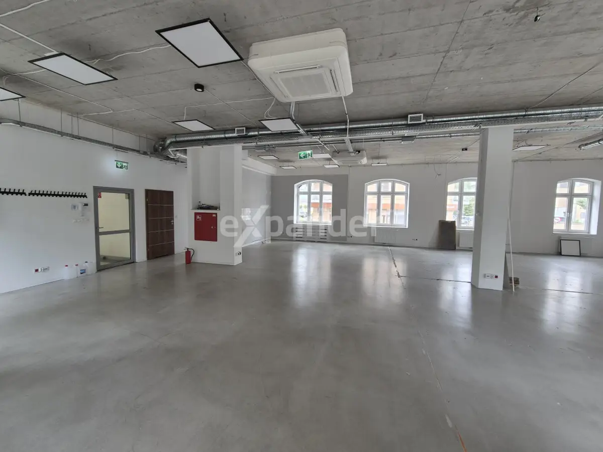 Zrewitalizowany budynek pod działalność biurową