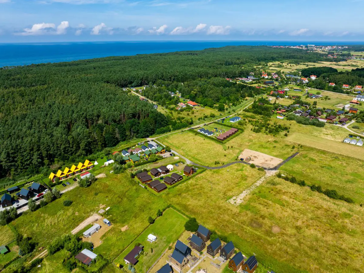 kompleks domków rekreacyjnych blisko morza