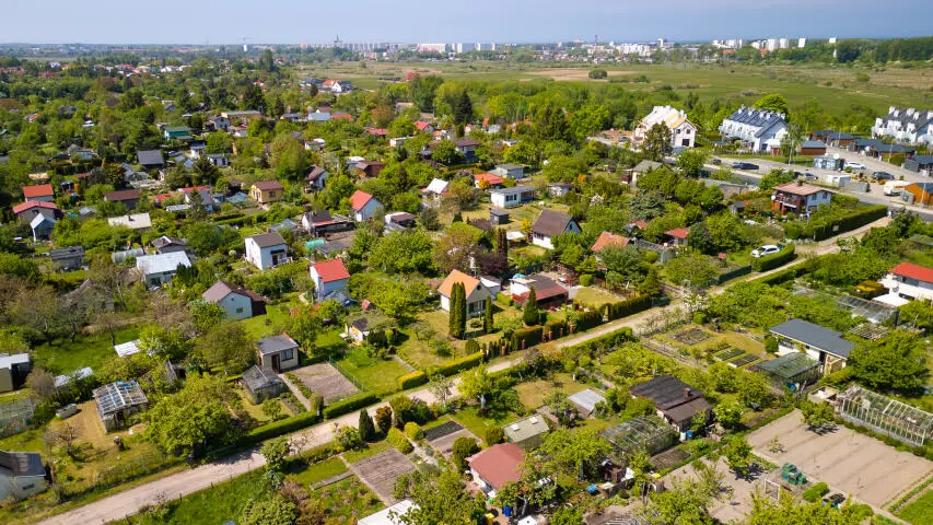 Działka letniskowo-rekreacyjna na obrzeżach miasta