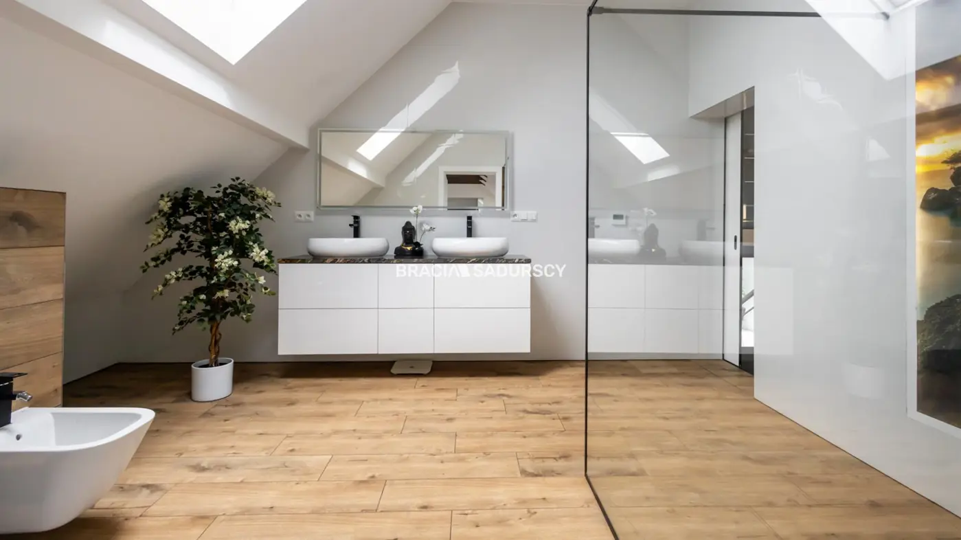 Wysoki standard, działka 23 ar, 4 sypialnie, basen