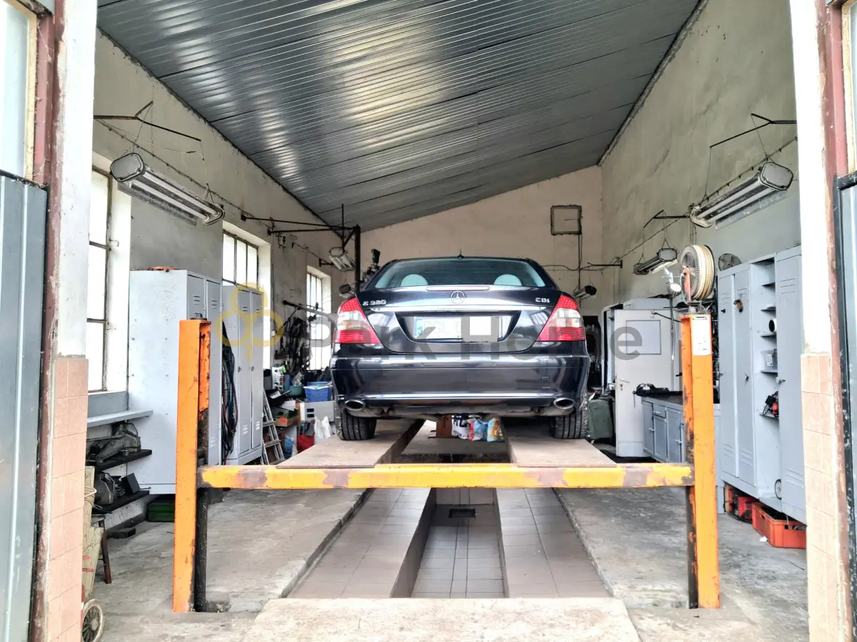 Dom z warsztatem samochodowym i działką 1,42ha