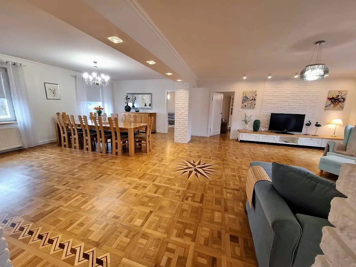 Budynek 761 m2 z Działką ponad Hektar