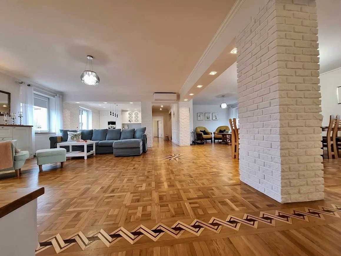 Budynek 761 m2 z Działką ponad Hektar