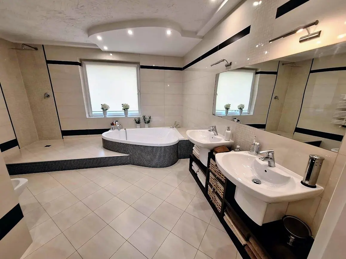 Budynek 761 m2 z Działką ponad Hektar