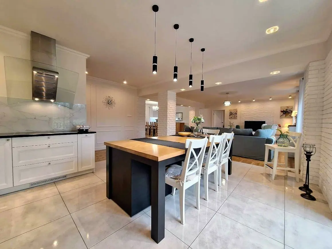 Budynek 761 m2 z Działką ponad Hektar