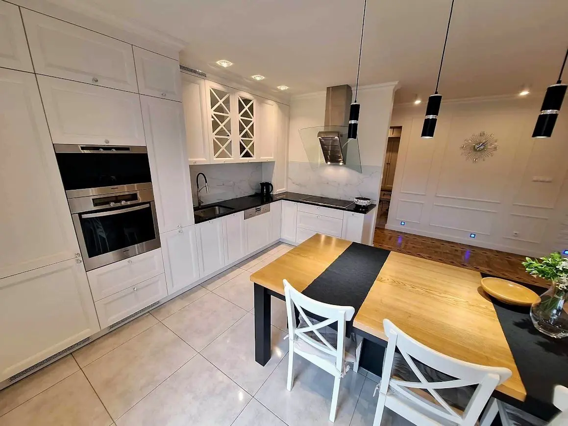 Budynek 761 m2 z Działką ponad Hektar