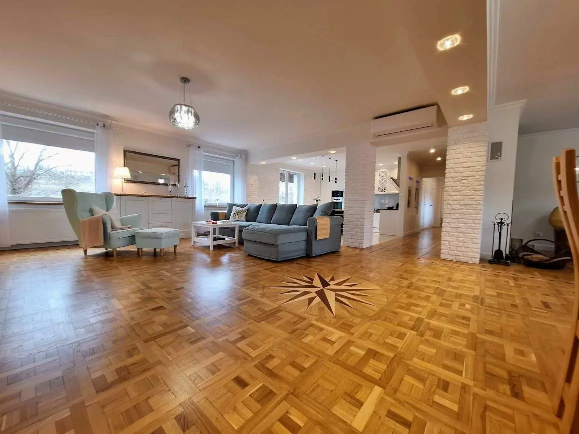 Budynek 761 m2 z Działką ponad Hektar