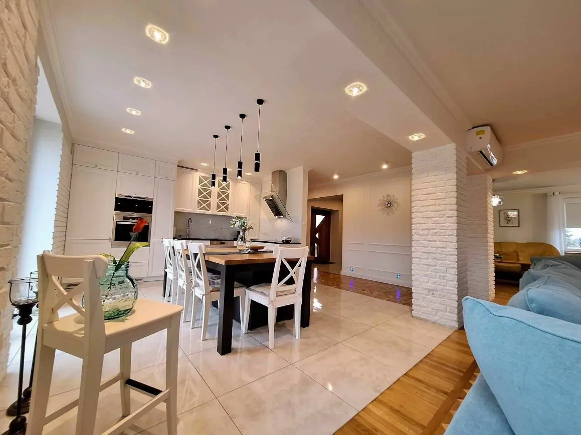 Budynek 761 m2 z Działką ponad Hektar