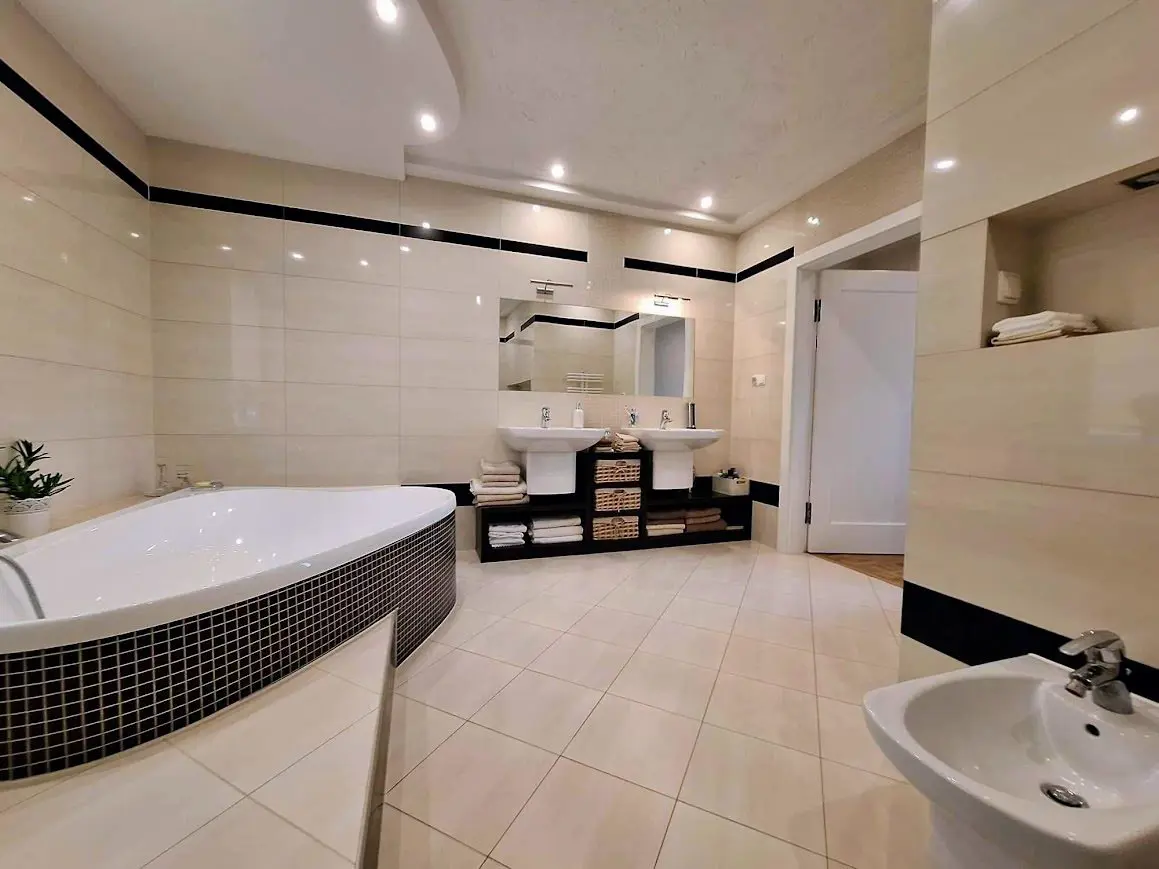 Budynek 761 m2 z Działką ponad Hektar