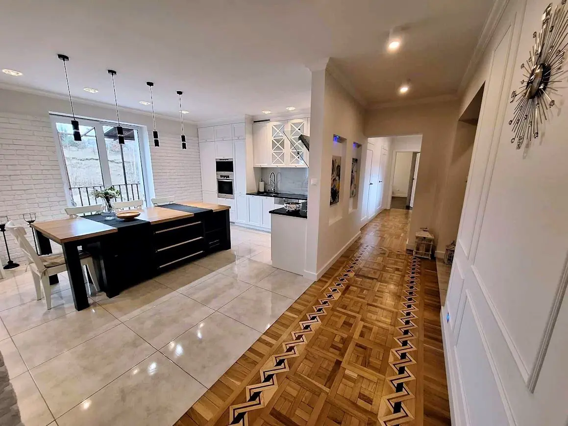 Budynek 761 m2 z Działką ponad Hektar