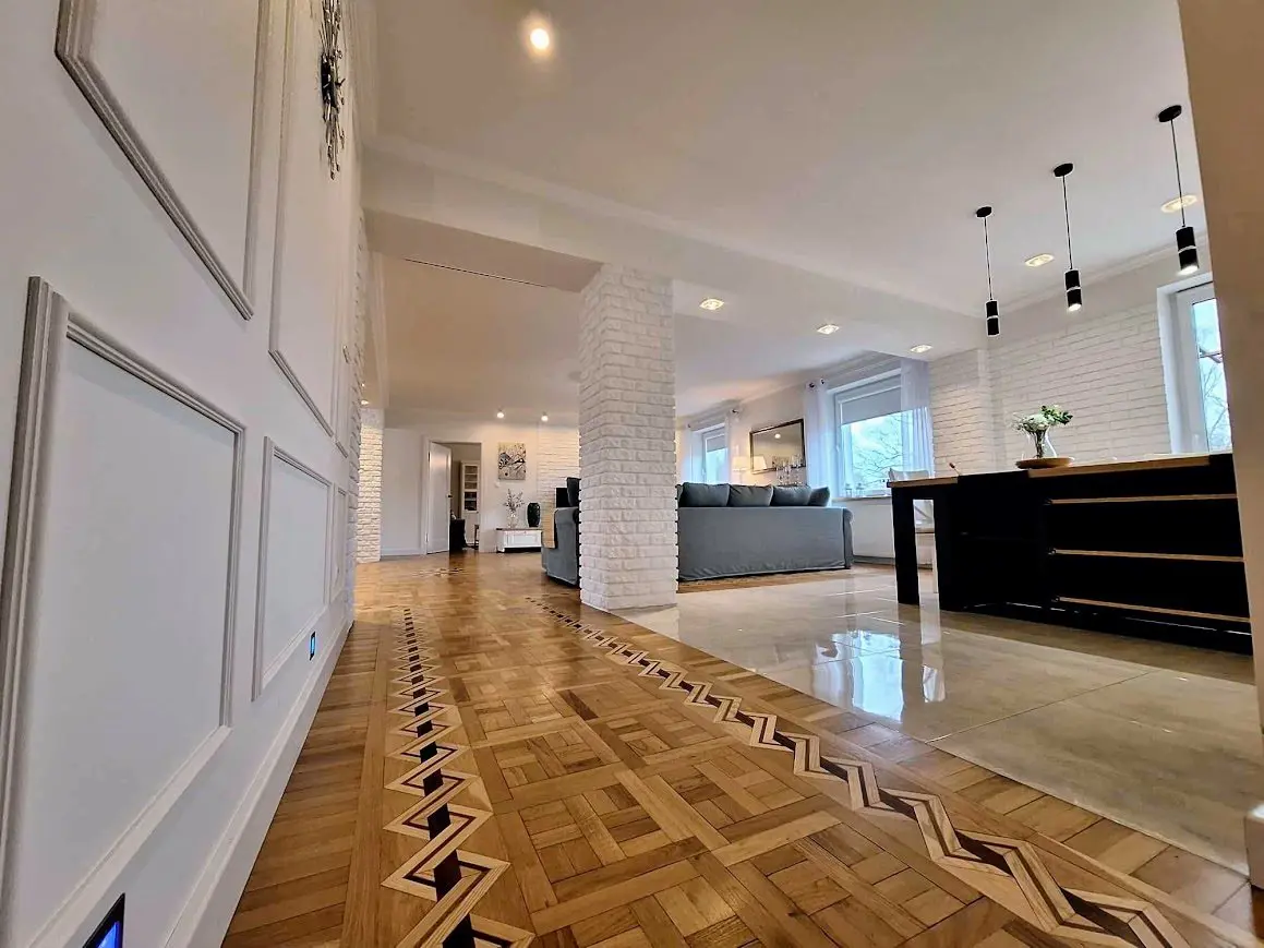 Budynek 761 m2 z Działką ponad Hektar