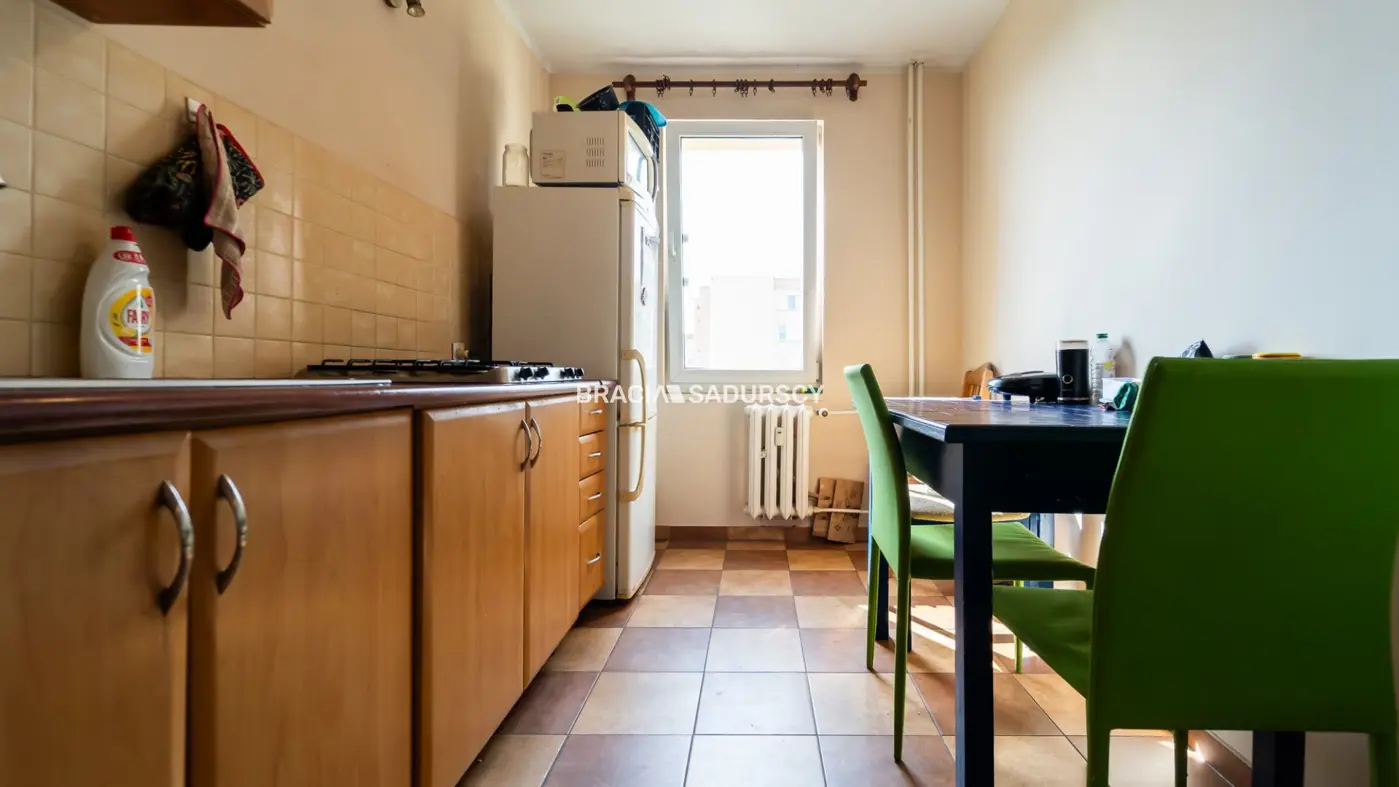 3 pok z widokiem na panoramę miasta.