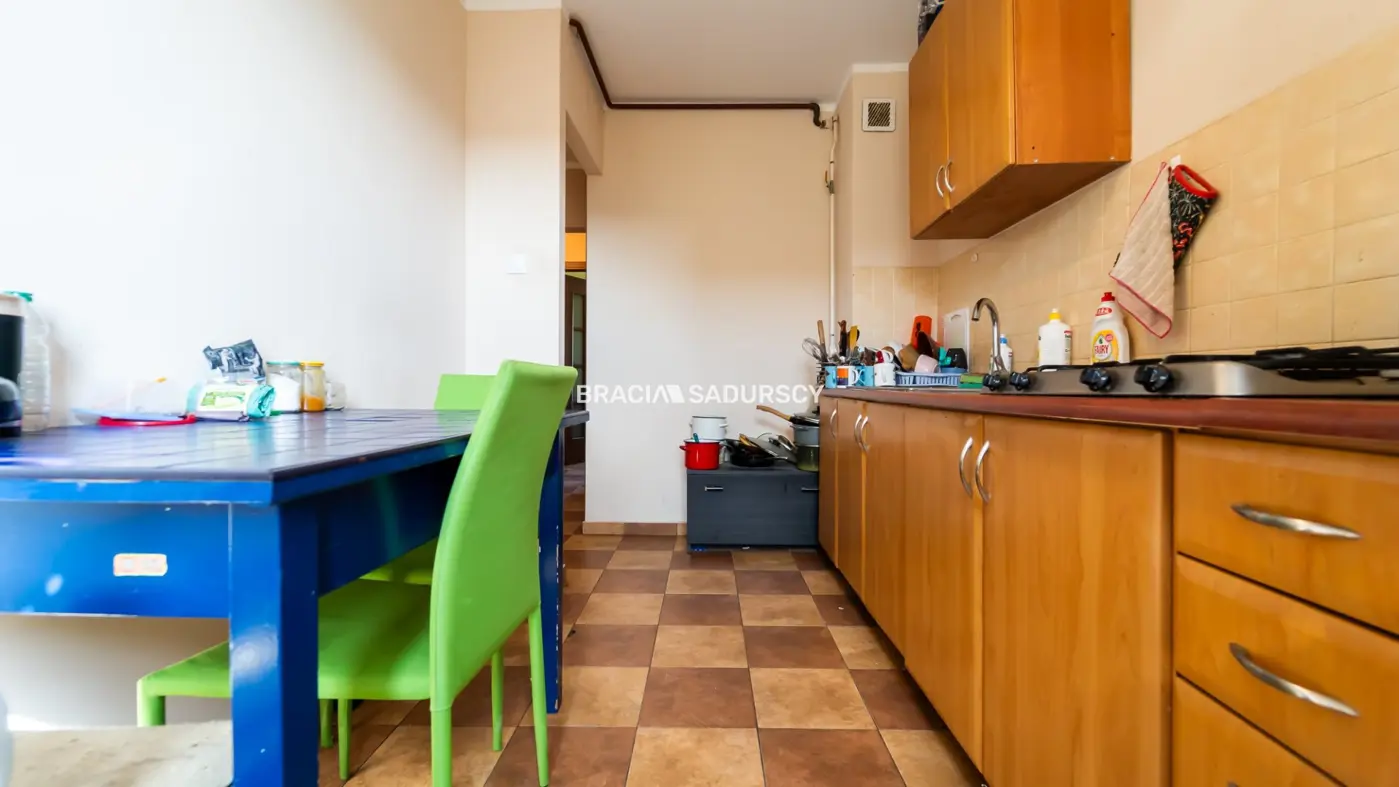 3 pok z widokiem na panoramę miasta.