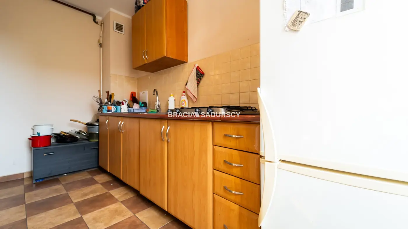 3 pok z widokiem na panoramę miasta.