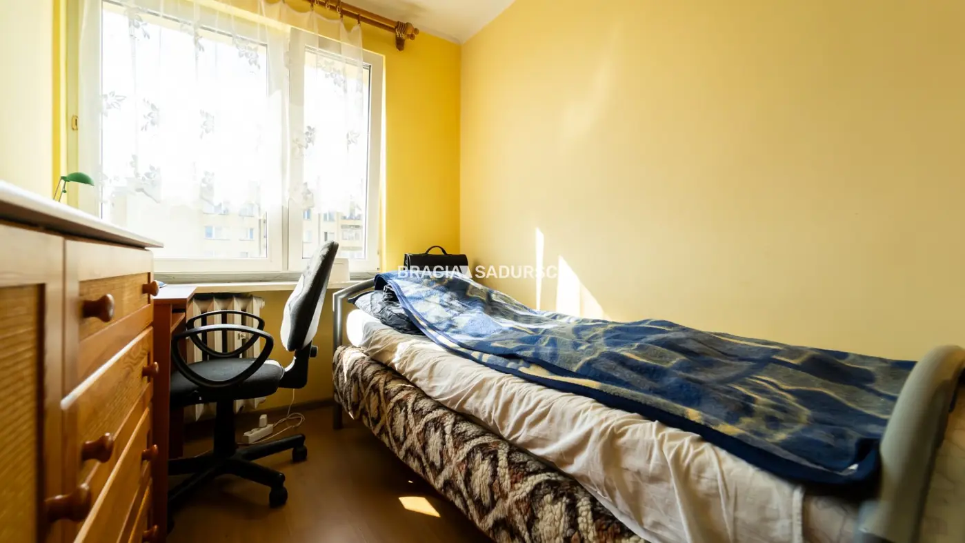 3 pok z widokiem na panoramę miasta.