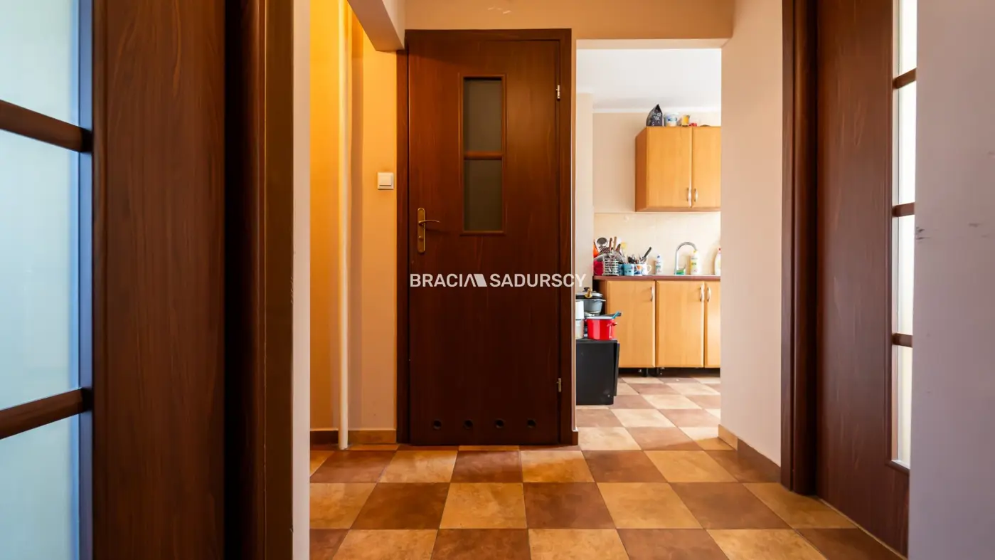 3 pok z widokiem na panoramę miasta.