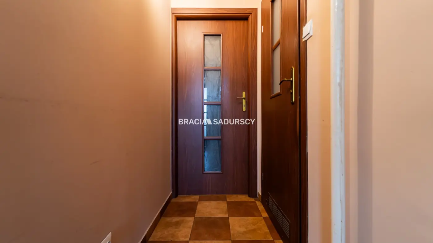 3 pok z widokiem na panoramę miasta.