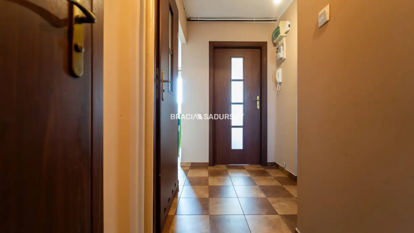 3 pok z widokiem na panoramę miasta.