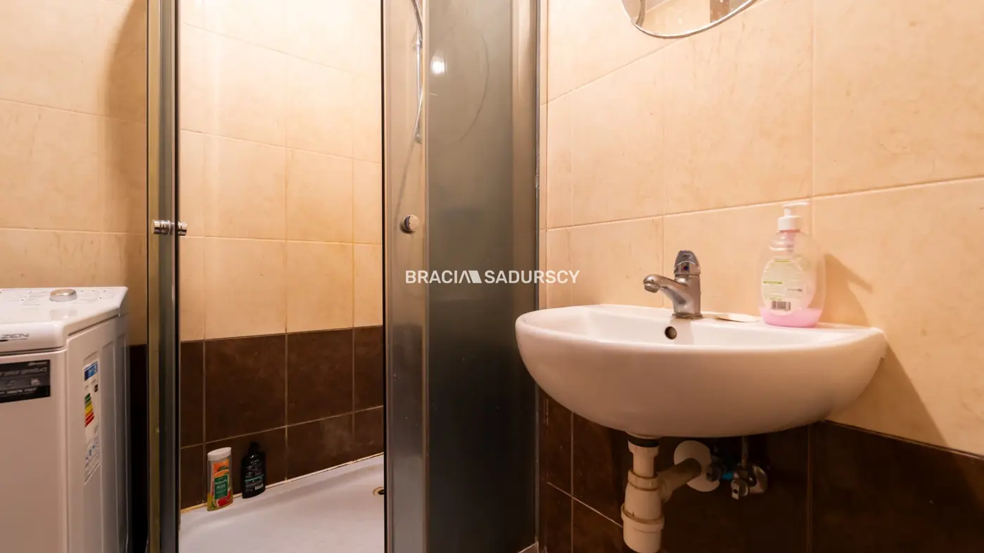 3 pok z widokiem na panoramę miasta.