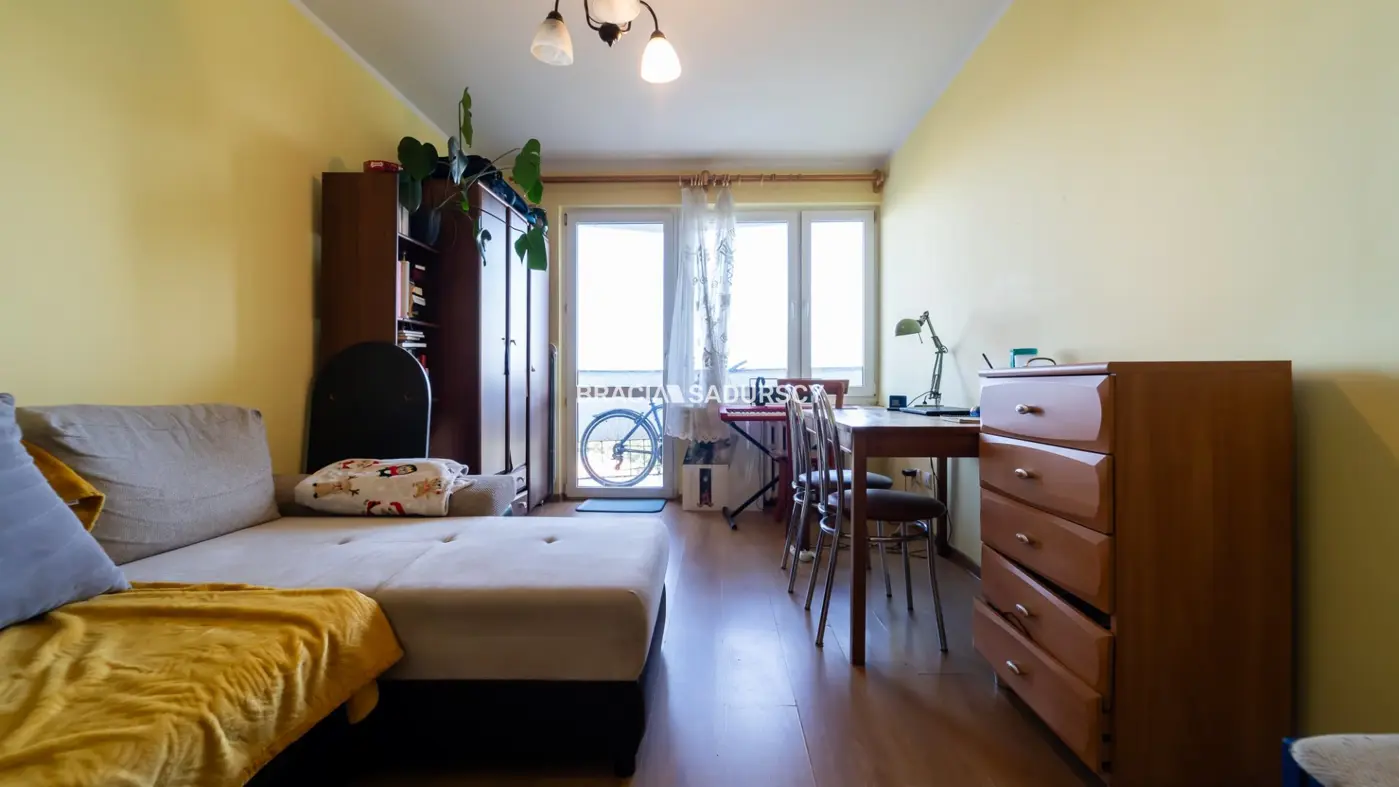 3 pok z widokiem na panoramę miasta.