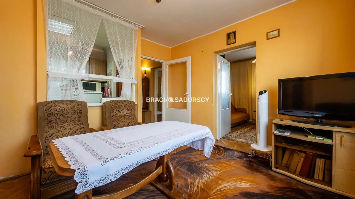 3 POKOJE, BLISKO SZKOŁY. BRONOWICKA.