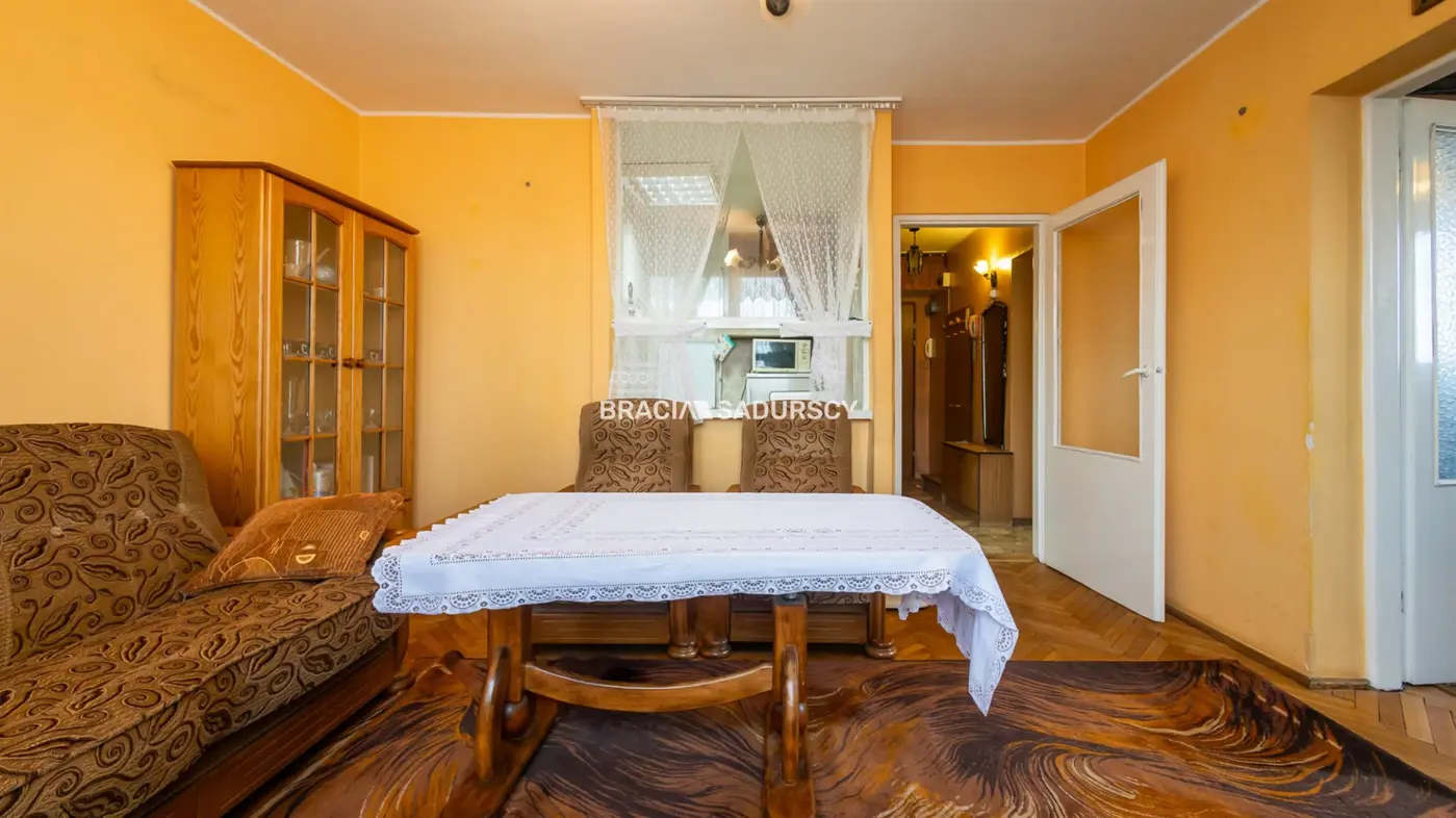 3 POKOJE, BLISKO SZKOŁY. BRONOWICKA.