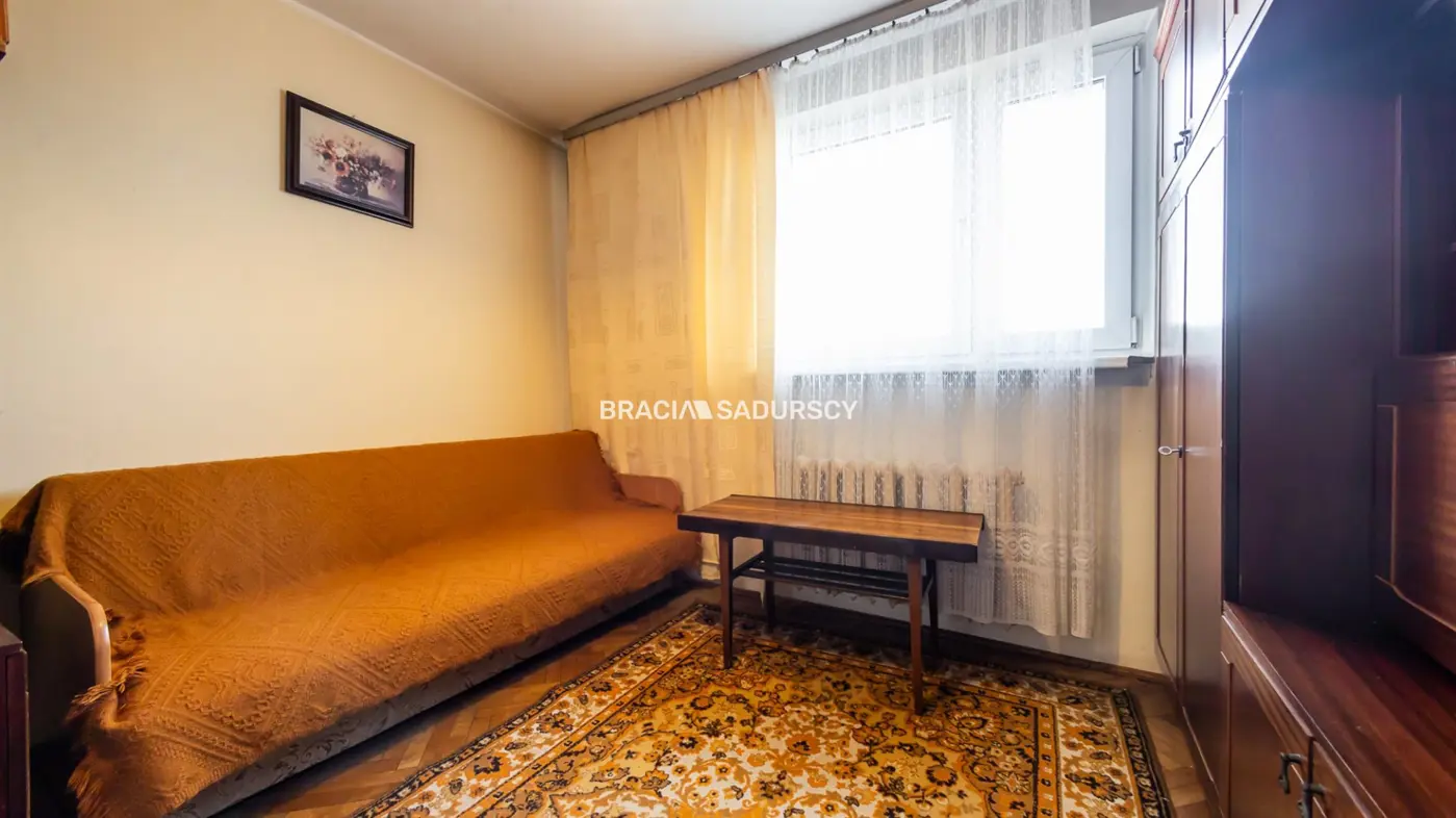 3 POKOJE, BLISKO SZKOŁY. BRONOWICKA.