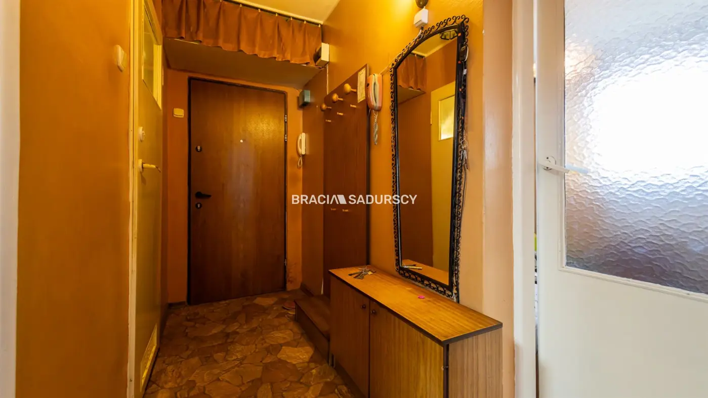 3 POKOJE, BLISKO SZKOŁY. BRONOWICKA.