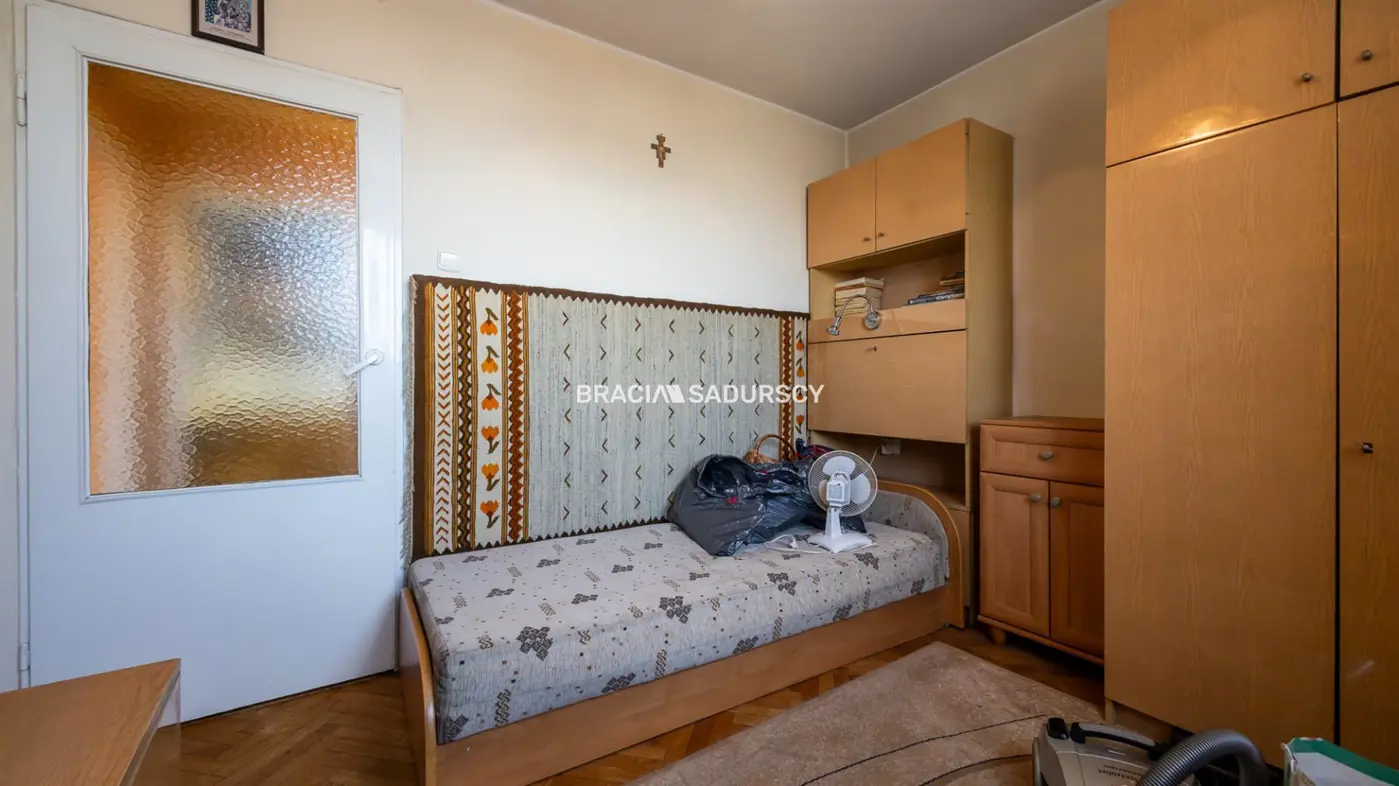 3 POKOJE, BLISKO SZKOŁY. BRONOWICKA.