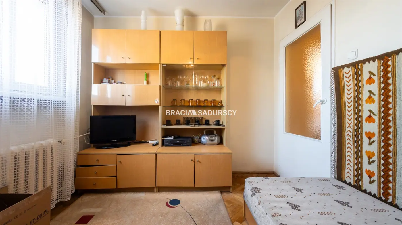 3 POKOJE, BLISKO SZKOŁY. BRONOWICKA.