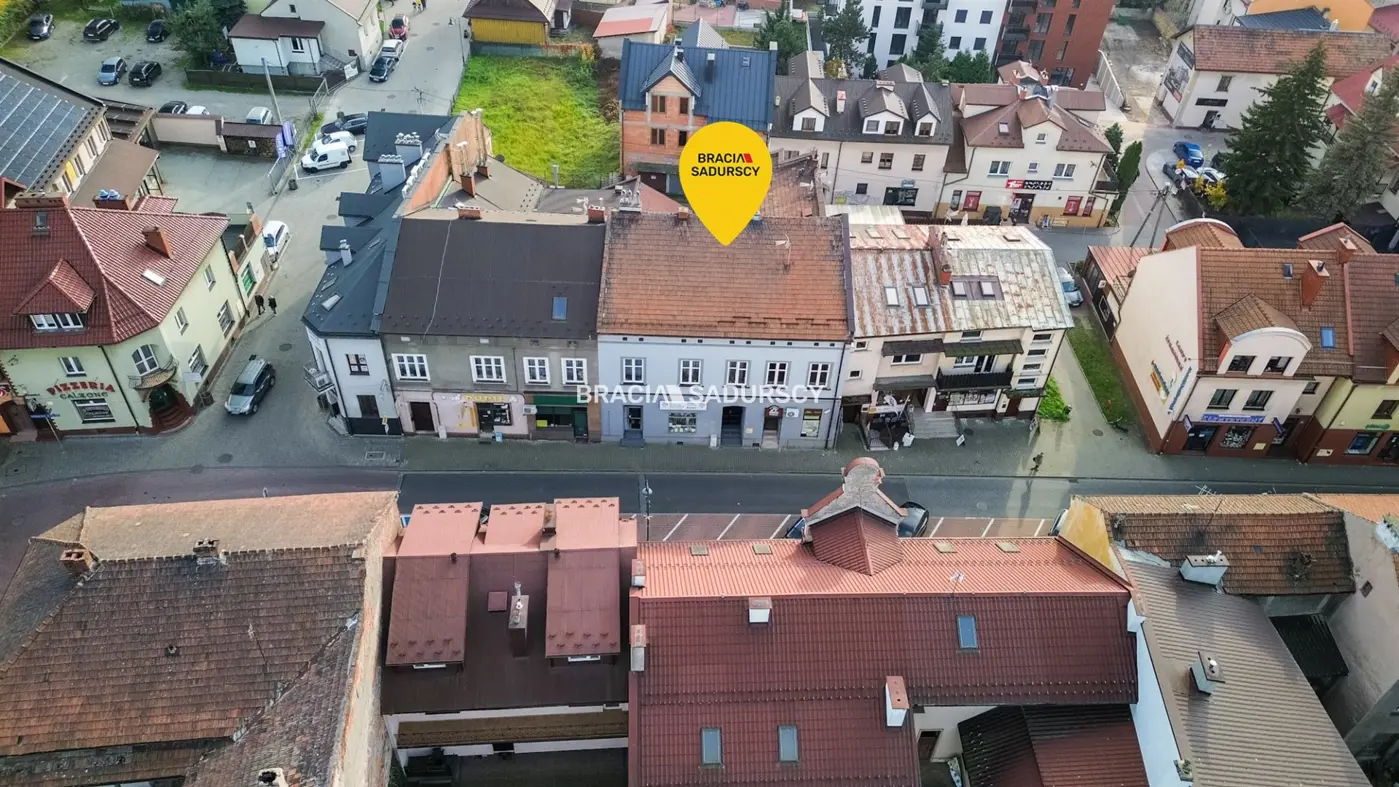 Mieszkanie z garażem, lokalem handlowym i piwnicą.