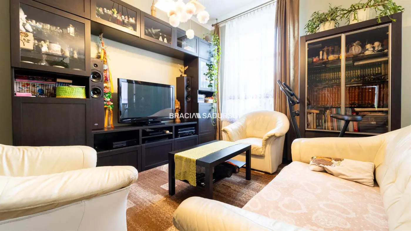 Mieszkanie z garażem, lokalem handlowym i piwnicą.