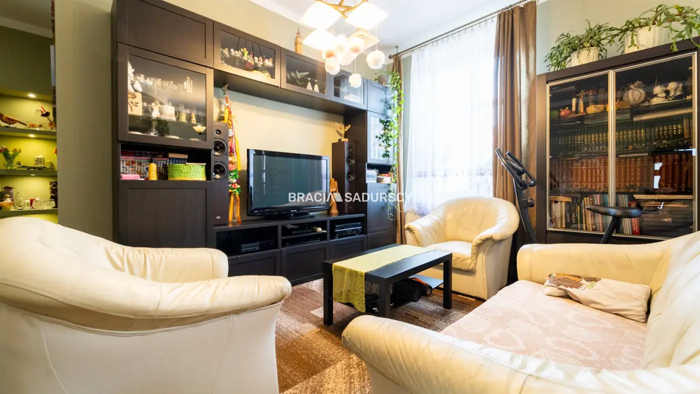 Mieszkanie z garażem, lokalem handlowym i piwnicą.