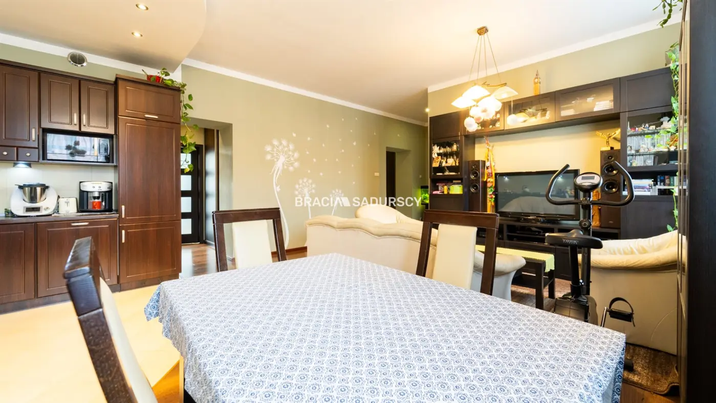 Mieszkanie z garażem, lokalem handlowym i piwnicą.