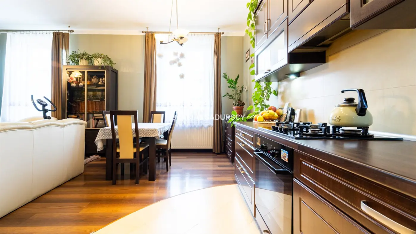 Mieszkanie z garażem, lokalem handlowym i piwnicą.