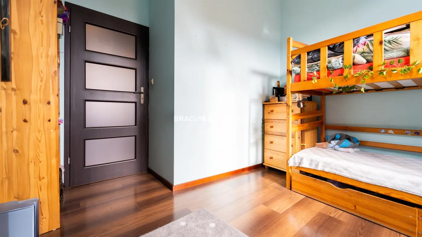 Mieszkanie z garażem, lokalem handlowym i piwnicą.