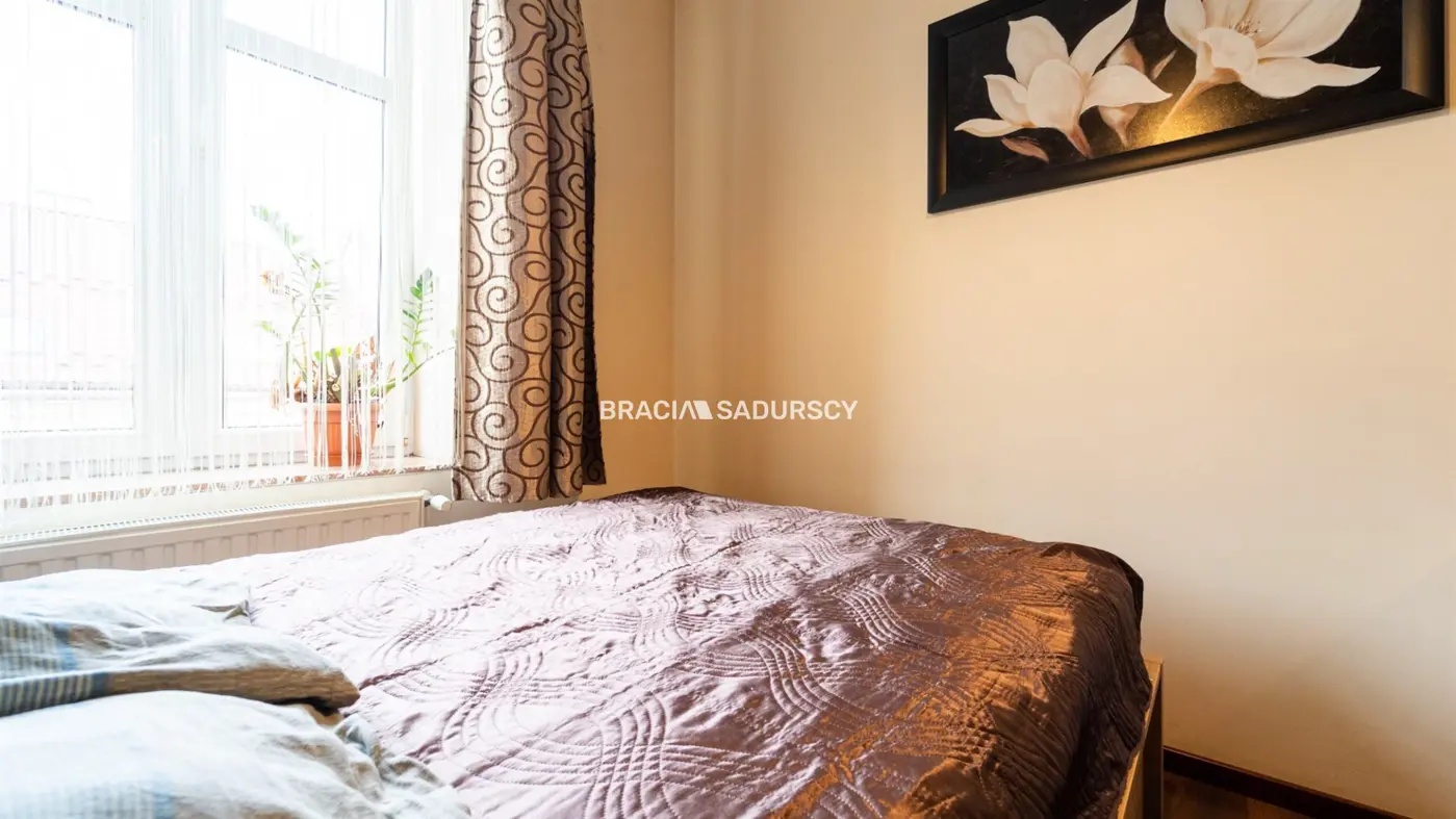 Mieszkanie z garażem, lokalem handlowym i piwnicą.