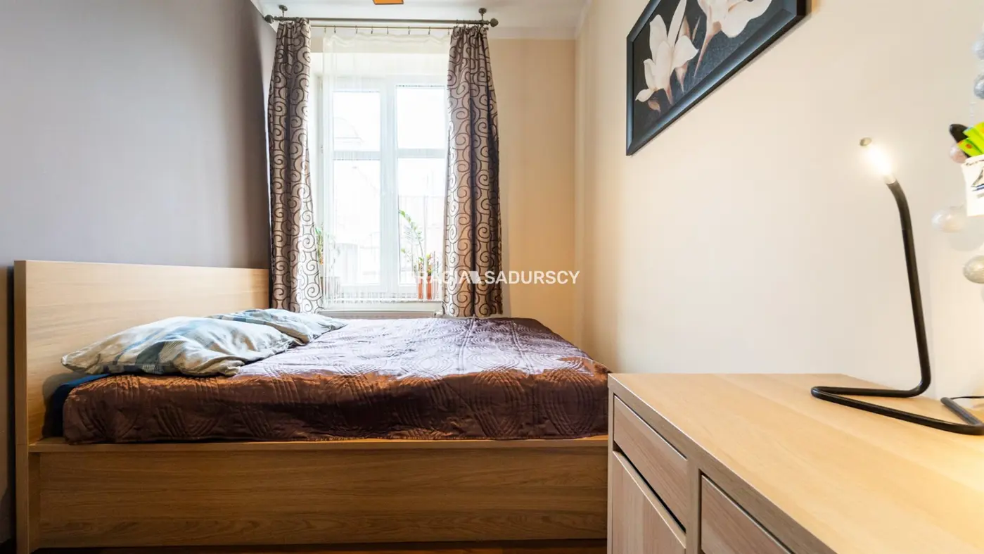 Mieszkanie z garażem, lokalem handlowym i piwnicą.