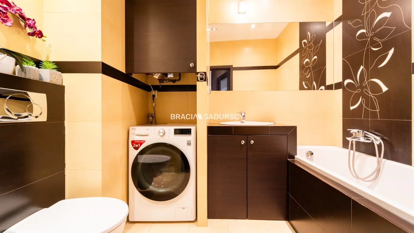 Mieszkanie z garażem, lokalem handlowym i piwnicą.