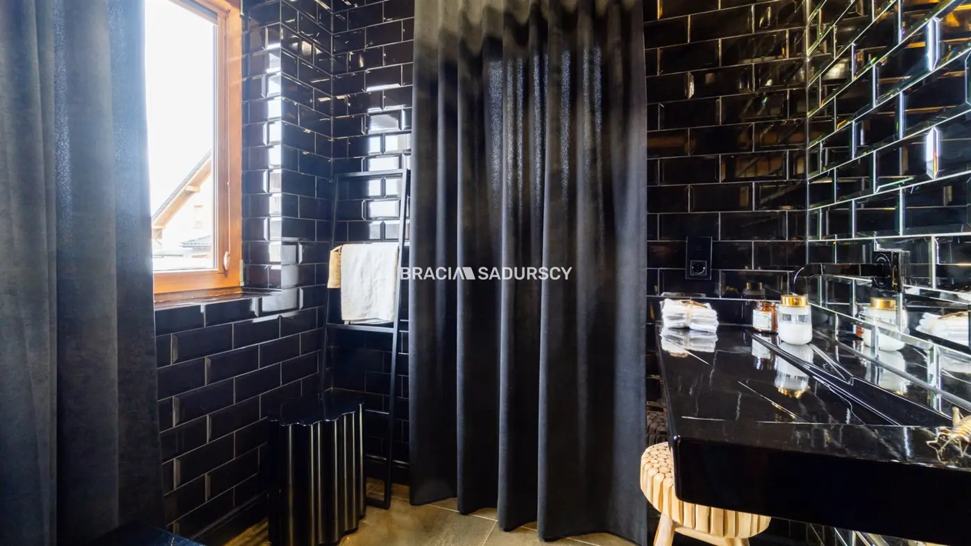 GUSTOWNY, ZADBANY DOM NA KAMERALNYM OSIEDLU