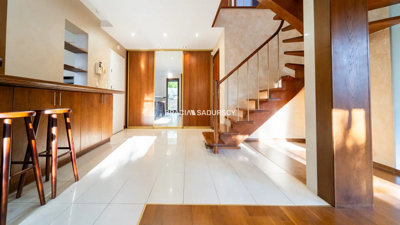 Dom na Woli Justowskiej, garaż na 2 samochody.