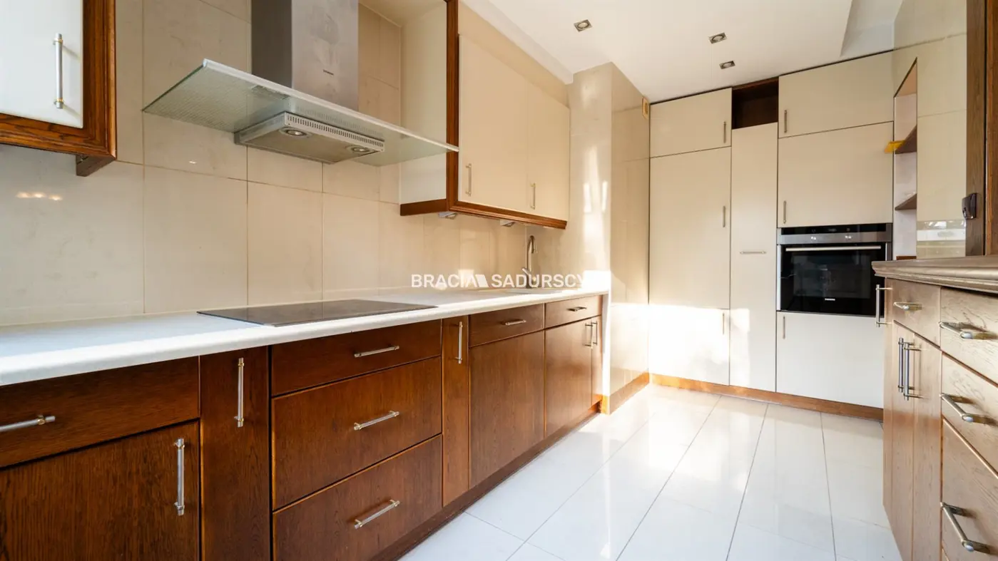 Dom na Woli Justowskiej, garaż na 2 samochody.