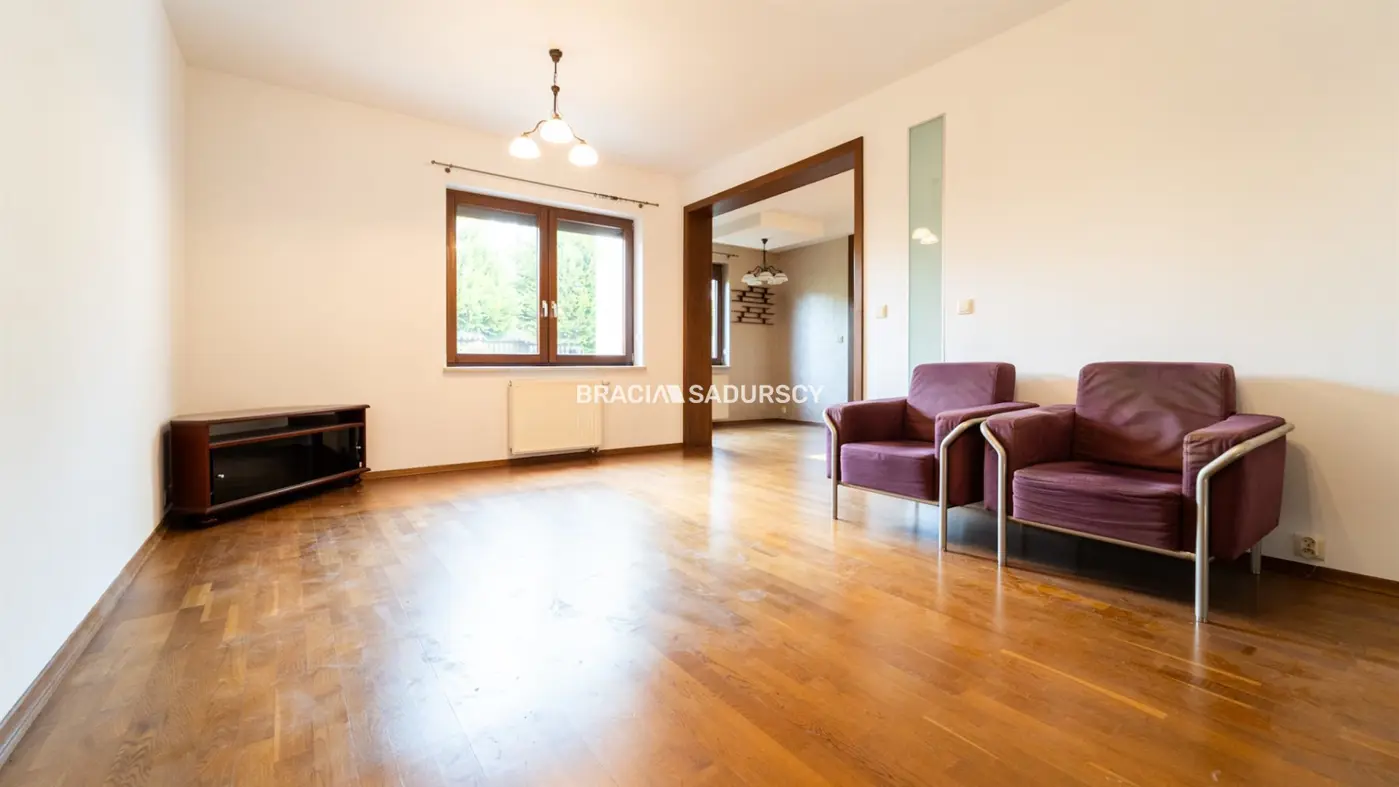 Dom na Woli Justowskiej, garaż na 2 samochody.