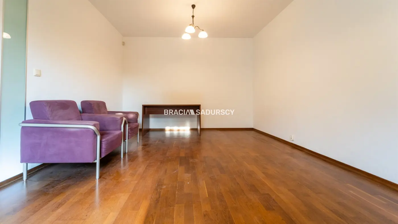 Dom na Woli Justowskiej, garaż na 2 samochody.