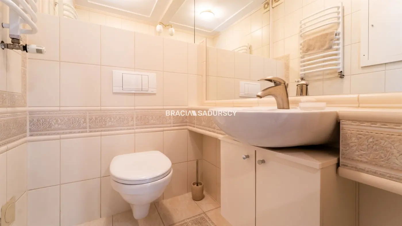 Dom na Woli Justowskiej, garaż na 2 samochody.