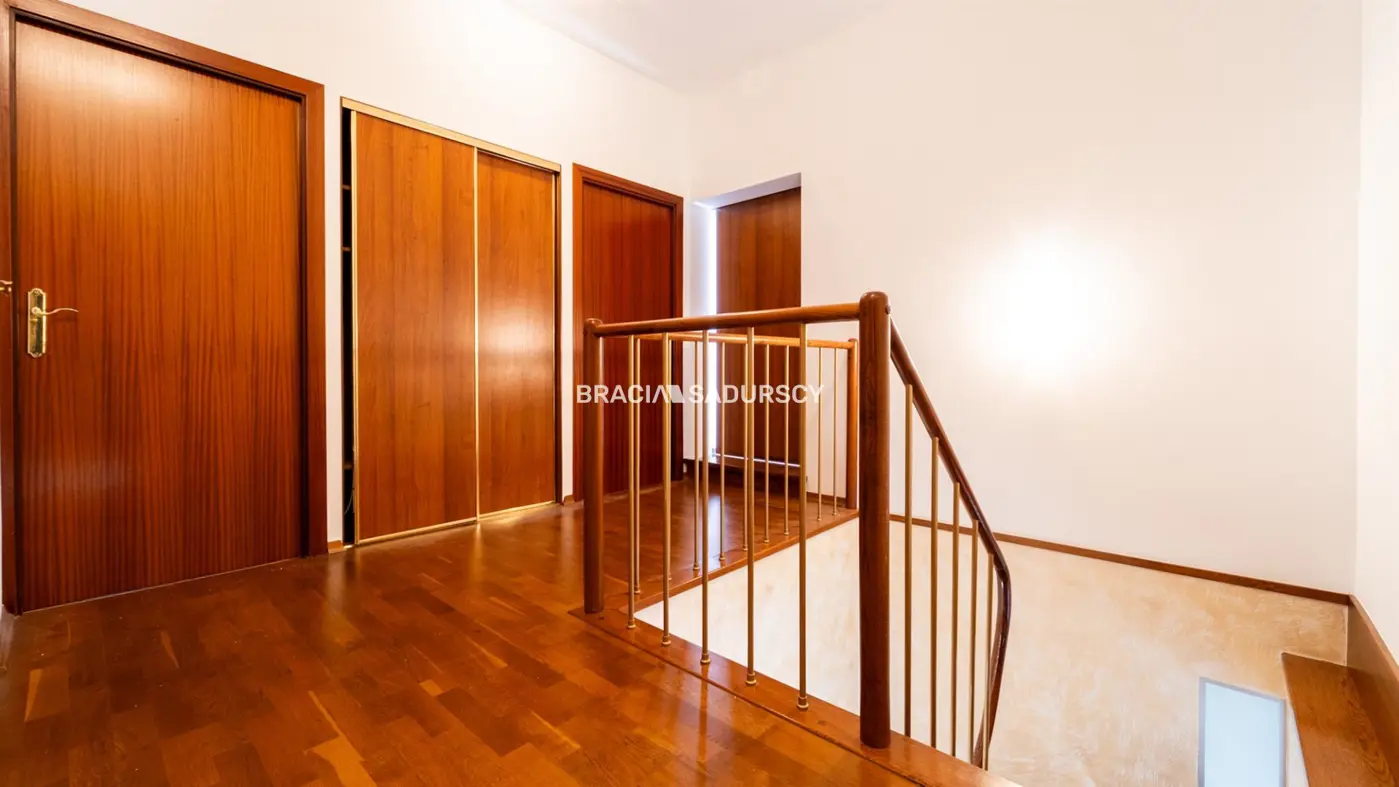 Dom na Woli Justowskiej, garaż na 2 samochody.