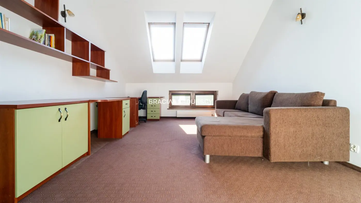 Dom na Woli Justowskiej, garaż na 2 samochody.